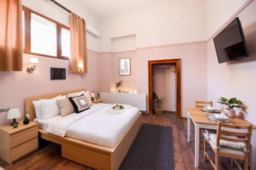 een slaapkamer met een bed, een bureau en een televisie bij LE PETIT & COSY - BEST LOCATION Old Town & Quiet in Boekarest
