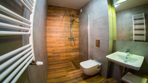 W łazience znajduje się umywalka, toaleta i prysznic. w obiekcie Plaża Resort w Łebie