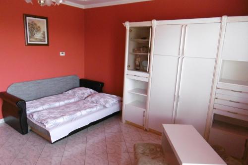 una camera con letto e armadio bianco di Lala Apartmanok a Balatonboglár