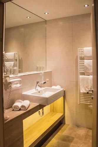 Hotel am Reiterkogelにあるバスルーム