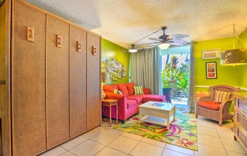 Гостиная зона в CLOSEST To IRONMAN START - ISLANDER INN CONDOS