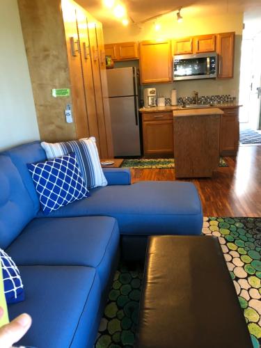 Кухня или мини-кухня в CLOSEST To IRONMAN START - ISLANDER INN CONDOS
