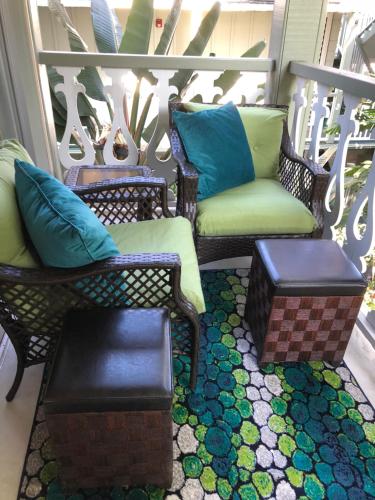 Гостиная зона в CLOSEST To IRONMAN START - ISLANDER INN CONDOS