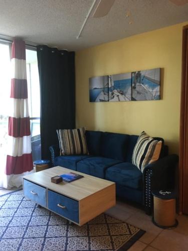 Гостиная зона в CLOSEST To IRONMAN START - ISLANDER INN CONDOS