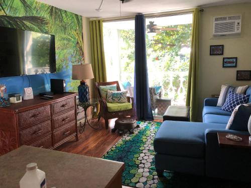 Гостиная зона в CLOSEST To IRONMAN START - ISLANDER INN CONDOS