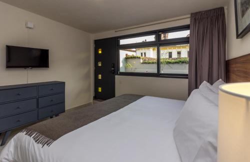 a bedroom with a white bed and a window at Arawi Hotel Boutique in Valle de Bravo