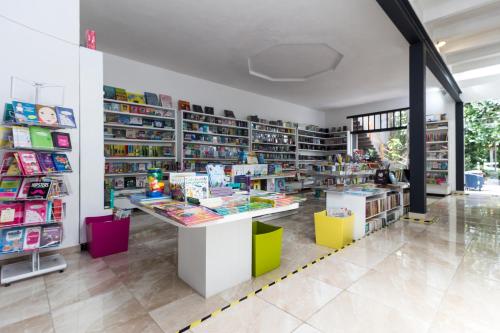 ein Buchladen mit vielen Büchern auf Regalen in der Unterkunft Arawi Hotel Boutique in Valle de Bravo