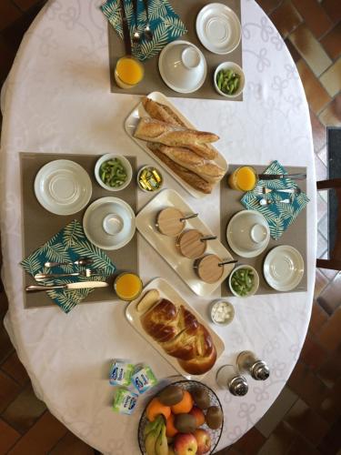 ein weißer Tisch mit Frühstückszutaten drauf in der Unterkunft Résidence Romaric in Jard-sur-Mer