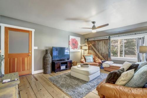 a living room with a couch and a tv at Broad Street Inn in Nevada City