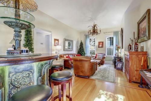 a living room with a bar with stools at Broad Street Inn in Nevada City