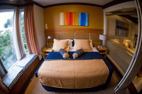 a bedroom with a large bed in a room at Laje de Pedra Mountain VillagePrime in Canela