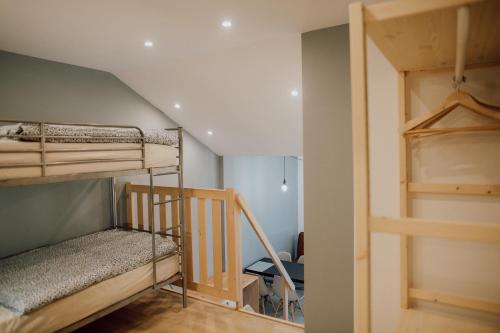 Pokój z 2 łóżkami piętrowymi i schodami w obiekcie Willa Słoneczna w mieście Dębowiec