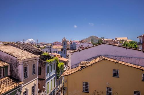 einen Blick auf die Dächer von Gebäuden in einer Stadt in der Unterkunft Pousada Bahia Pelô in Salvador