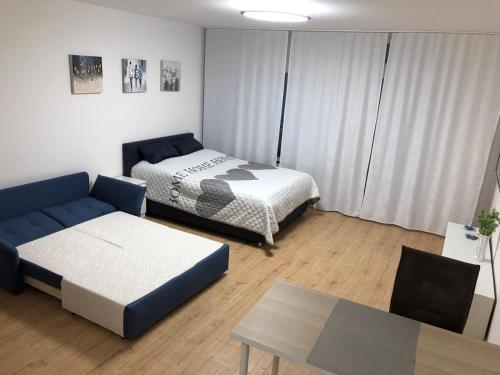 - un salon avec un lit et un canapé dans l'établissement Apartment Augsburg Mitte, à Augsbourg