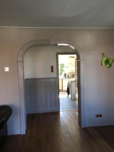 a hallway with an archway leading to a kitchen at Sfeervol 't Rustpunt in Bierum