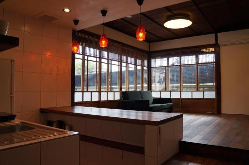 尾道市にあるムーンズカフェのキッチン(カウンター、いくつかの椅子、窓付)