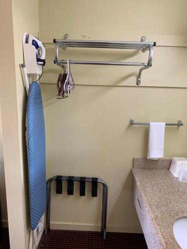 La salle de bains est pourvue d'une cravate accrochée au mur. dans l'établissement Western Motel - Prentiss, à Prentiss