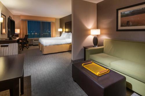 Ένα ή περισσότερα κρεβάτια σε δωμάτιο στο Holiday Inn Express Hays by IHG