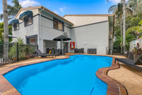 a swimming pool in front of a house at Best Western Kimba Lodge in Maryborough