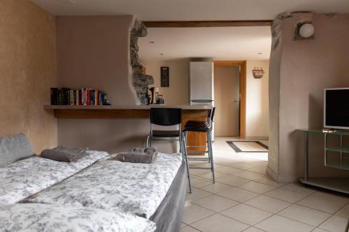 リンゲンベルクにあるLakeside Apartmentのリビングルーム(ベッド2台付)、キッチンが備わります。