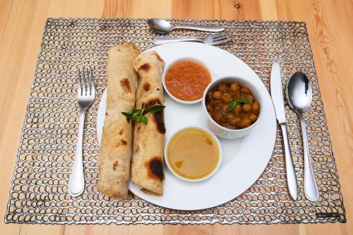 Makanan di atau berdekatan hotel