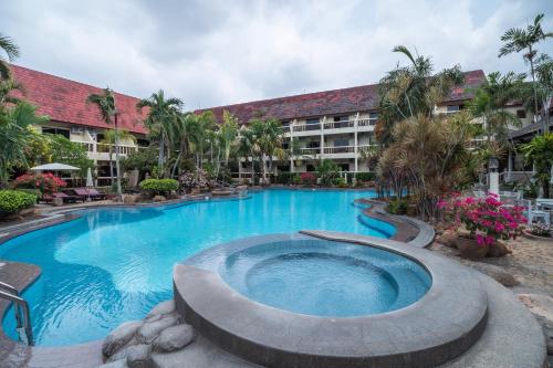 a large swimming pool in front of a building at Ban Nam Mao Resort in Na Jomtien