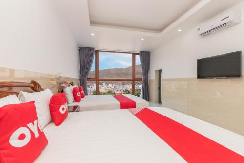 Postel nebo postele na pokoji v ubytování Lien Thuy Hotel