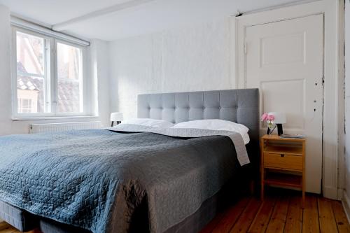 コペンハーゲンにあるSanders Penny - Lovely Two-Bedroom Apartment in the Middle of Actionのベッドルーム1室(大型ベッド1台、青い毛布付)