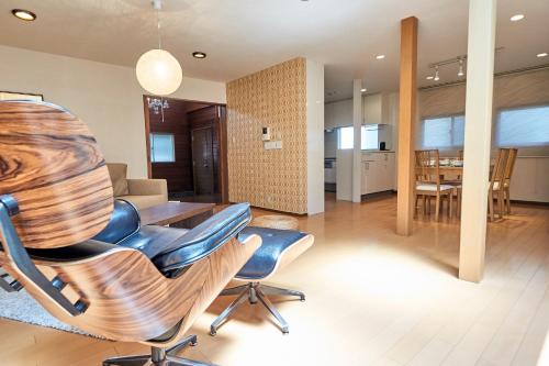 - une salle à manger et un salon avec une table et des chaises dans l'établissement Villa Shibuya, à Tokyo