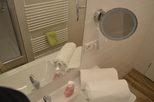 a bathroom with a sink and a mirror at Kiek in AöR Jugendherberge & Hostel in Neumünster