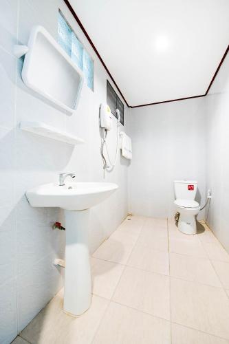 a bathroom with a sink and a toilet at Tom Pizza Resort in Ko Samed