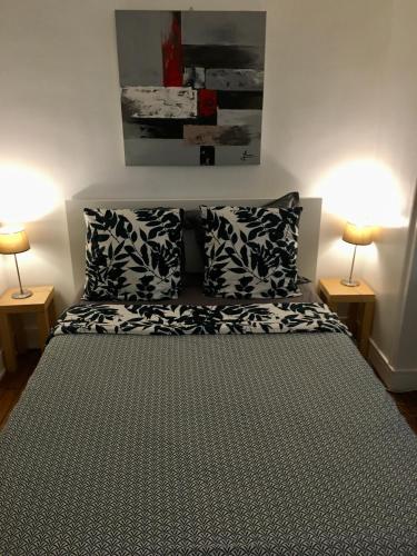 パリにあるLouvre Studioのベッド(白黒の枕、ランプ2つ付)