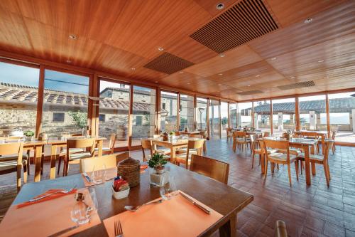 Un restaurante o sitio para comer en Wine Relais In Montecucco - ColleMassari Hospitality