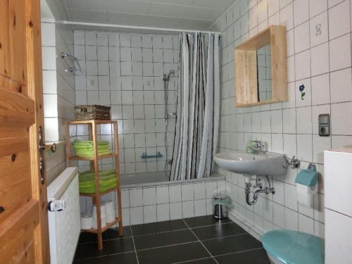 a bathroom with a sink and a tub and a toilet at Monteurwohnung Gründau in Gründau