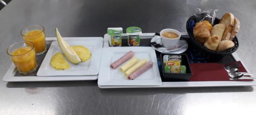 a tray with two plates of food on a table at Motel Eleven in Leiria