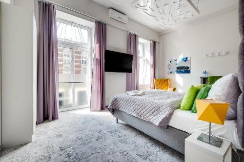 Tempat tidur dalam kamar di SAVOY Mariacka Apartments