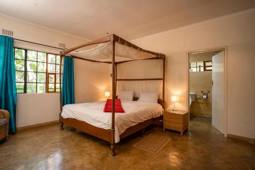 Una cama o camas en una habitación de Eden Estates and Lodge