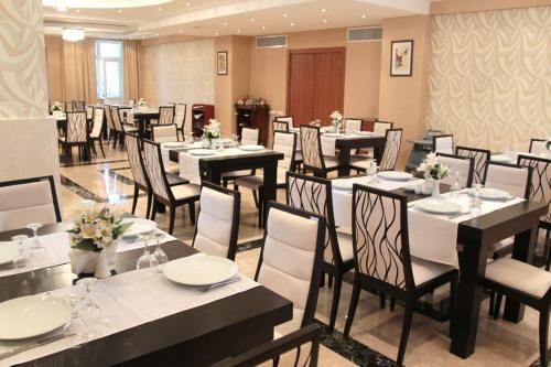 A restaurant or other place to eat at Gabala Tufandag City Hotel