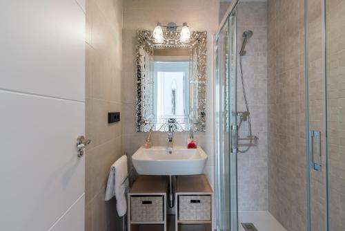 La salle de bains est pourvue d'un lavabo et d'un miroir. dans l'établissement Veoapartment San Lorenzo, à Séville