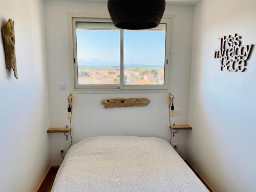 une chambre avec un lit et une fenêtre dans l'établissement 