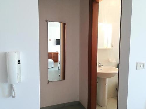 La salle de bains est pourvue d'un lavabo et d'un miroir. dans l'établissement Casa vacanze gaia a Otranto, Salento monolocale 3 posti, à Otrante