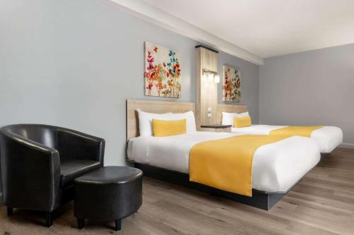 Postel nebo postele na pokoji v ubytování Travelodge by Wyndham Alma