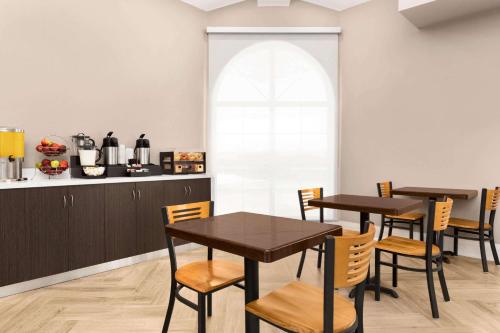 Travelodge by Wyndham Timminsにあるコーヒーまたはお茶