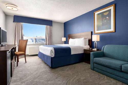 Travelodge by Wyndham Timminsにあるベッド