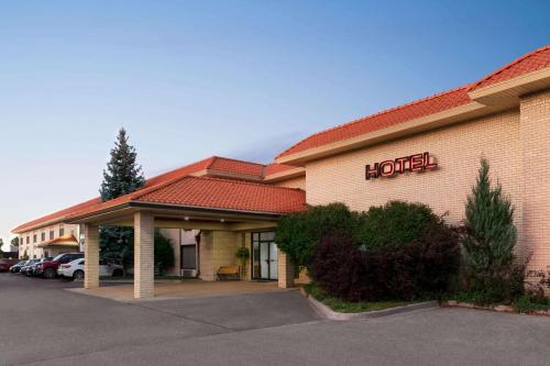 un panneau d'hôtel sur le côté d'un bâtiment dans l'établissement Howard Johnson Plaza by Wyndham Windsor, à Windsor