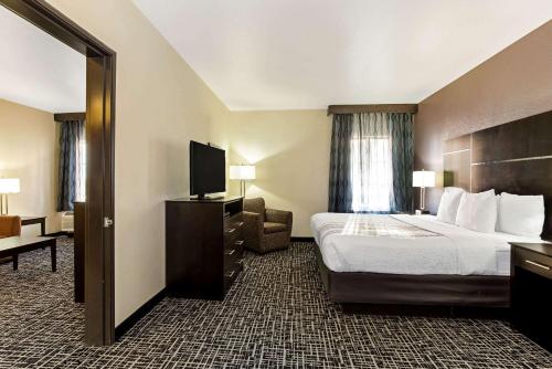 Un ou plusieurs lits dans un hébergement de l'établissement La Quinta by Wyndham Denver Gateway Park