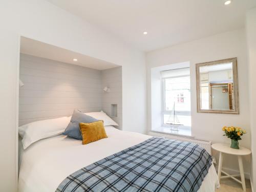 una camera con letto, specchio e finestra di Sea Point a Exmouth