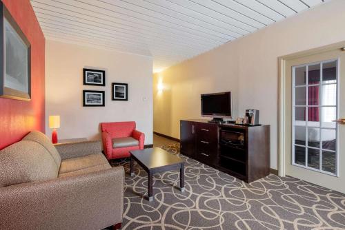 a living room with a couch and a tv at La Quinta by Wyndham Elkview - Charleston NE in Elkview