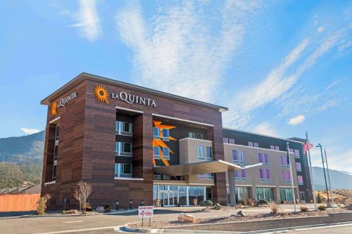 un edificio de hotel con una señal de sol en él en La Quinta by Wyndham Cedar City en Cedar City