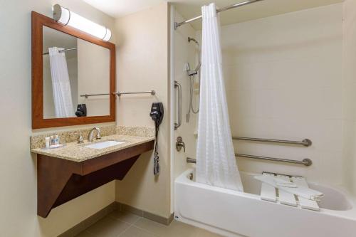 Ett badrum på Comfort Inn Aikens Center